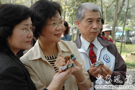 拓印桐花的髮夾別有巧思與創意-余炎昆攝影