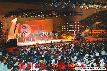 文艺晚会演出情景.jpg