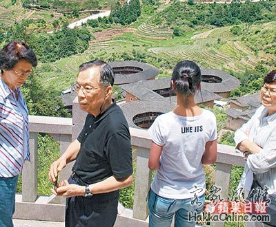 陳由豪 攜雙胞女逍遙逛土樓