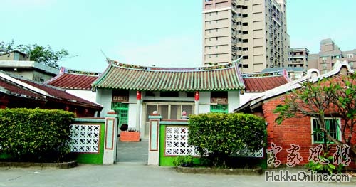 “新瓦屋聚落”是全台第一处客家文化保存区，周围高楼林立，对照城市的演进.